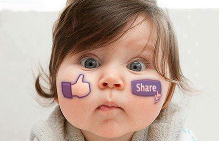 Bebé com logotipo do facebook na bochecha