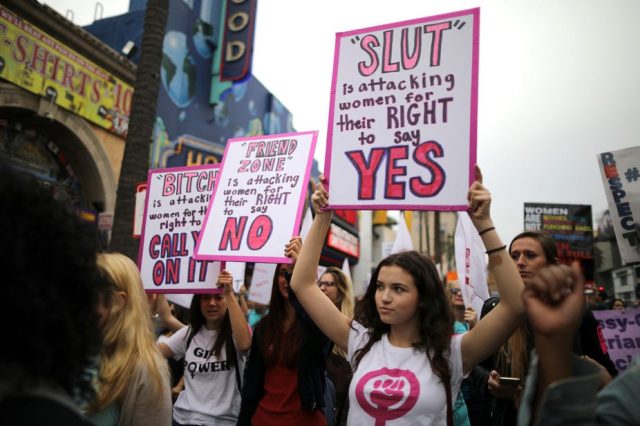 Mulheres participam numa marcha de protesto para sobreviventes de agressão sexual, em Hollywood, Los Angeles.